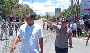 Video: Terima Massa Aksi, Kapolda Sultra Lewati Kawat Berduri dan Duduk Bersila di Jalan
