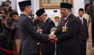 Selaku Ahli Waris, Ali Mazi Terima Penganugrahan Pahlawan Oputa Yi Koo