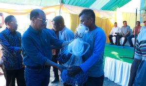 Bupati Konsel Salurkan Bantuan 53 KAN dan Pukat Jaring Apung