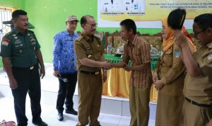 Surunuddin Dangga Serahkan Satu Unit Mesin Panen Padi untuk Petani Lambandia