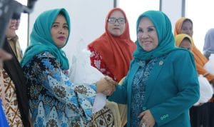 Istri Bupati Konsel Bagikan 350 Paket Sembako Di Tinanggea