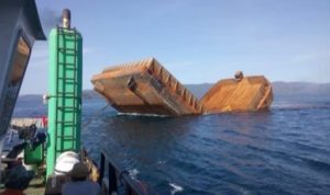 Kapal Tongkang Muatan Ore Nikel Milik PT Antam