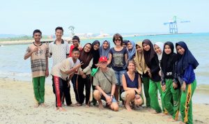 Keindahan Pantai Nambo Pikat Turis Amerika