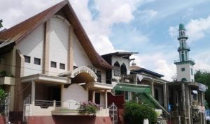 Keunikan Masjid dan Gereja Yang Berdiri Berdamping