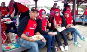 Tengok Asyiknya Pengunjung Menikmati Kuliner di Pa