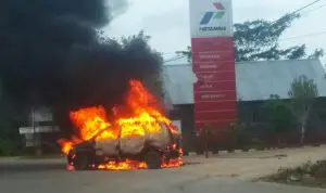 Diduga Mengisi BBM Berlebihan, Mobil Ini Ludes Terbakar