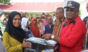 Pemda Buteng Serahkan Bantuan 120 Unit Mesin Jahit