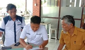 Ana Wonua Group dan SMKN 6 Kendari Teken MoU Rusmin Abdul Gani saat menanda tangani MoU bersama Kepala SMKN 6 Kendari. Foto: Istimewa.