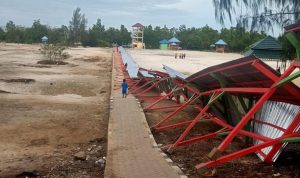 Pergola Ini Baru Rampung Dibangun, Tapi Rubuh Akibat Angin Kencang