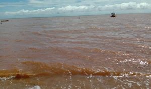 Akibat Aktivitas Sejumlah Perusahaan Tambang, Laut di Pesisir Desa Lawata Mulai Tercemar