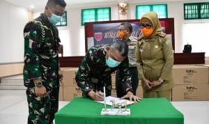 Danrem 143/HO Serahkan 4.000 APD ke Dinkes Sultra