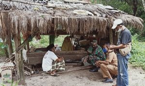 Berikan Bantuan ke Janda Tua, Babinsa Kodim 14/17 Kendari Sasar Pelosok Desa