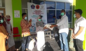Peduli Covid1-9, IKA UNHAS Serahkan APD ke RSUD Muna