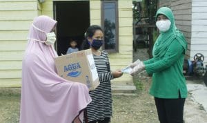 Persit KCK Cab. LXI Yonif 725 Woroagi Bagikan Masker dan Paket Makanan ke Warga Rambu-Rambu Jaya