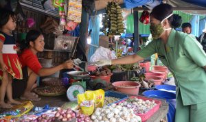 Dharma Pertiwi Korcab Sultra Bagikan Masker ke Pedagang Pasar Mandonga