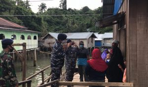 Danlanal Toli-toli Serahkan Bantuan Sembako ke Masyarakat Pesisir Buol
