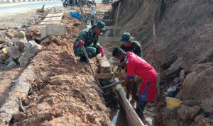 Cuaca Buruk Tak Melunturkan Semangat TNI Untuk Menyelesaikan Program TMMD