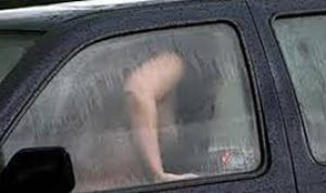 Diduga Mesum, Sepasang PNS Ditemukan Pingsan dan Telanjang Dalam Mobil