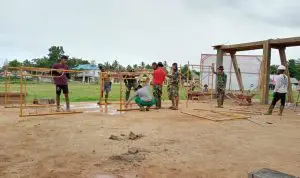 Bersama Warga, Satgas TMMD Kolaka Bangun Tribun Desa Watalara