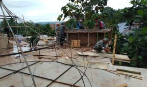 Bersama Warga, Satgas TMMD Kolaka Kerjakan Kerangka Kubah Masjid