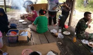 Bangun Kekeluargaan, Anggota Satgas TMMD Konkep Silaturahmi Bersama Warga