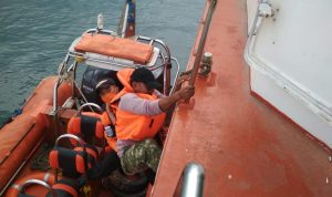Basarnas Kendari Evakuasi Kapal yang Mati Mesin di Perairan Pulau Lemo