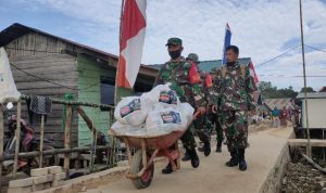 Mayjen TNI Andi Sumangerukka Berikan Paket Sembako ke Suku Bajo di Kendari