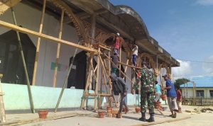 Bersama Warga, Babinsa Kelurahan Dana Laksanakan Kerja Bakti Pembangunan Mesjid