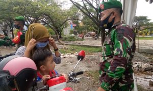 Pasi Ops Kodim 1412/Kolaka Bagikan Masker Kepada Pengunjung Pasar Lamekongga