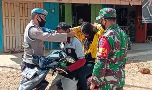 Bersama Polsek Kabawo, Babinsa Koramil 1416-04/Kabawo Lakukan Pendisiplinan Protokol Kesehatan