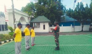 Babinsa Koramil 1416-01/Katobu Beri Pelatihan Satpam Kejari Muna