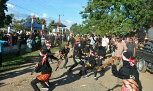 Kunjungi Sasaran TMMD 109, Bupati Muna Bersama Dandim Disambut Silat Ewa Wuna