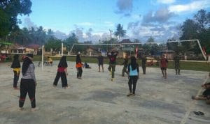 Jalin Kebersamaan, Satgas TMMD ke 109 Muna Gelar Olahraga Bersama Warga