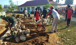 Guru-guru SMAN 1 Bone Turut Aktif Membantu Satgas TMMD di Bone Kancitala