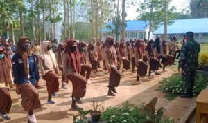 Satgas TMMD Kodim Muna Beri Pelatihan Pengibaran Bendera Pada Siswa SMAN 1 Bone