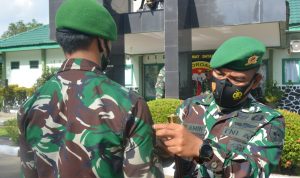 Danyonif 725/Woroagi Tanggalkan Atribut 12 Orang Prajurit yang Pindah ke Satuan Baru