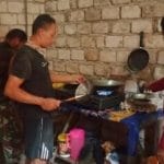 Anggota Satgas TMMD Bantu Masak di Rumah Warga