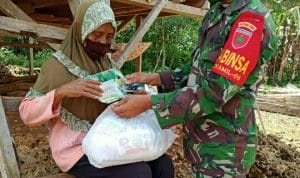 Koramil Jajaran Kodim 1416/Muna Salurkan 1000 Paket Sembako ke Warga Kurang Mampu