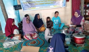 Tim PKMI-UHO Latih Ibu-ibu Nelayan di Desa Bokori untuk Membuat Frozen Food