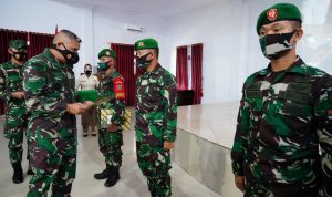 Danrem 143/HO beri penghargaan kepada tiga prajurit yang berprestasi