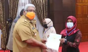 Ali Mazi Serahkan 15.000 Sertifikat Tanah Kepada Masyarakat Sultra