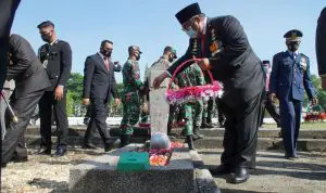 Peringatan Hari Pahlwan, Gubernur Sultra Tabur Bunga di TMP Watubangga