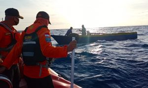Tim Sar Evakuasi Longboat yang Mati Mesin di Perairan Buton