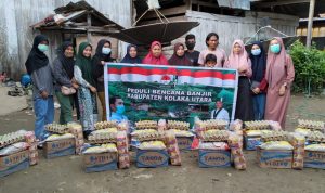 Peduli Banjir Kolut, JARI dan BADKO HMI Sultra Salurkan Bantuan Sembako