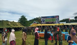 Danyonif 725/Wrg Serahkan Bantuan Sembako dari Pangdam XIV/Hasanuddin Kepada Masyarakat