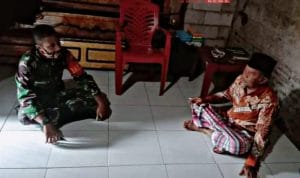 Babinsa Koramil 1429/01 Kulisusu Gelar Komsos dengan Warga Binaanya