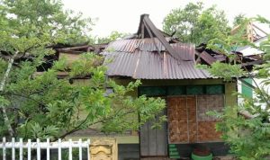 Anggota Koramil Tomia Bantu Perbaiki Rumah Warga yang Rusak Akibat Puting Beliung