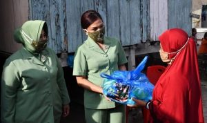 Mayjen TNI Andi Sumangerukka Bagikan Paket Bantuan Kepada Penenun Lokal di Buton