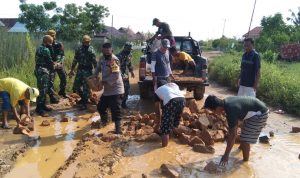 Wujudkan Sinergitas, TNI/Polri Bantu masyarakat Jalan Rusak