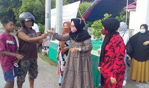 TP-PKK Butur Bagi-Bagi Takjil Gratis Kepada Masyarakat